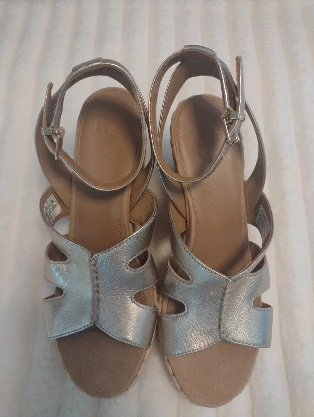 UGG Women's 7.5 Careena Wedge Espadrille Gold Sandals Leather Heel Comfort